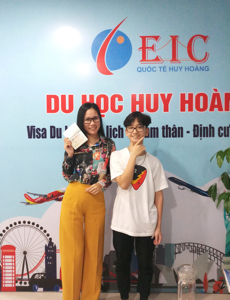 Giám đốc EIC trao visa Canada cho em Vũ Sơn Tùng